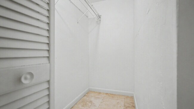 Building Photo - 3939 NE 5th Ave