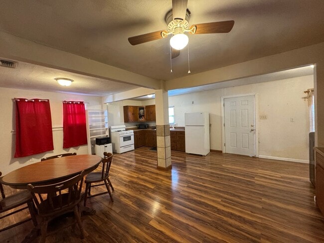Building Photo - fully furnished 3-bedroom, 2-bathroom