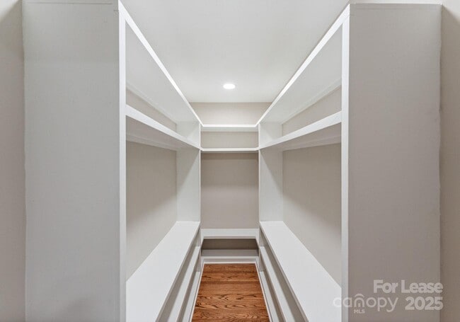 Building Photo - 1121 S Edgemont Ave