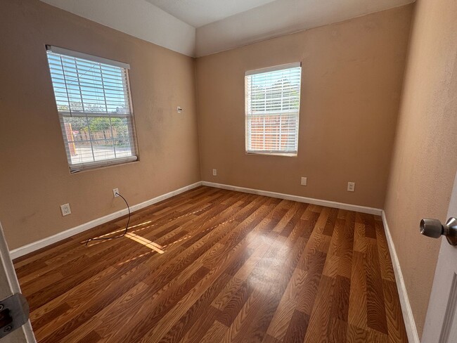Building Photo - Newly Redone Charming 2 Bedroom!