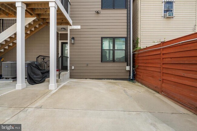 Building Photo - 1130 Penn St NE