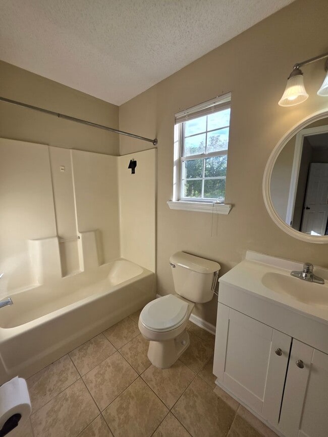 Building Photo - 206 S Ginger Dr