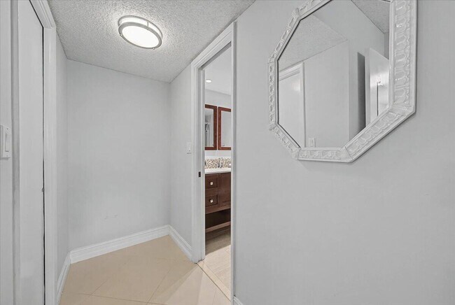 Building Photo - 2701 S Palm Aire Dr