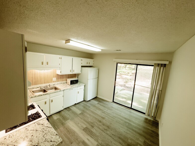 Building Photo - 4001 Hawthorne Cir SE