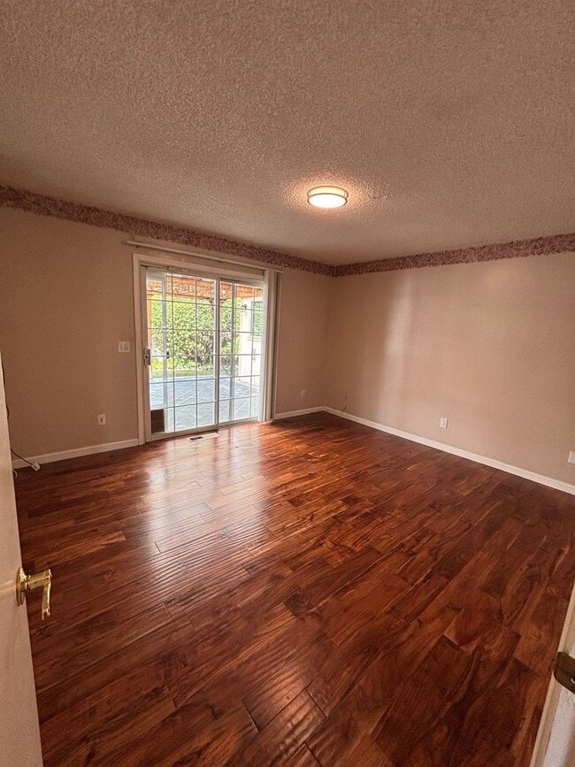 Building Photo - 3 Bedroom 2 Bathroom Single Family home in...