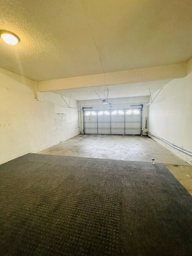 Building Photo - Tri-Level Seaview Condo with Amazing Ocean Views!
