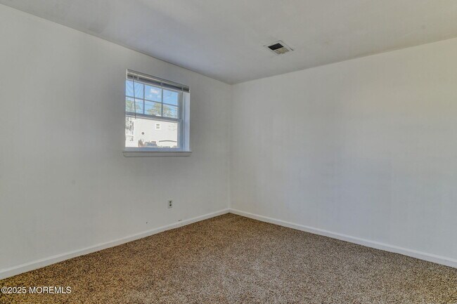 Building Photo - 204 Mill Creek Dr