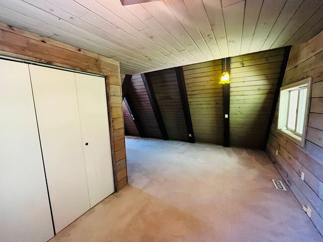 Building Photo - Wonderfully Eclectic Bainbridge Home, Perfect for Nature Lovers!