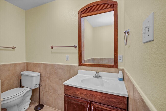 Building Photo - 8565 Ridgepoint Dr