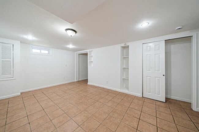 Building Photo - 940 SCHOPMAN Dr