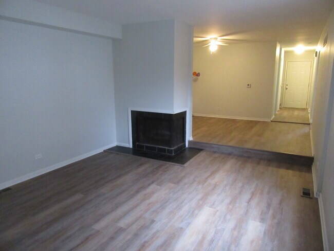 Building Photo - 9116 W Oaks Ave