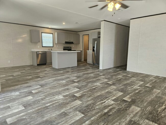 Building Photo - 6671 Hidden Oaks Dr