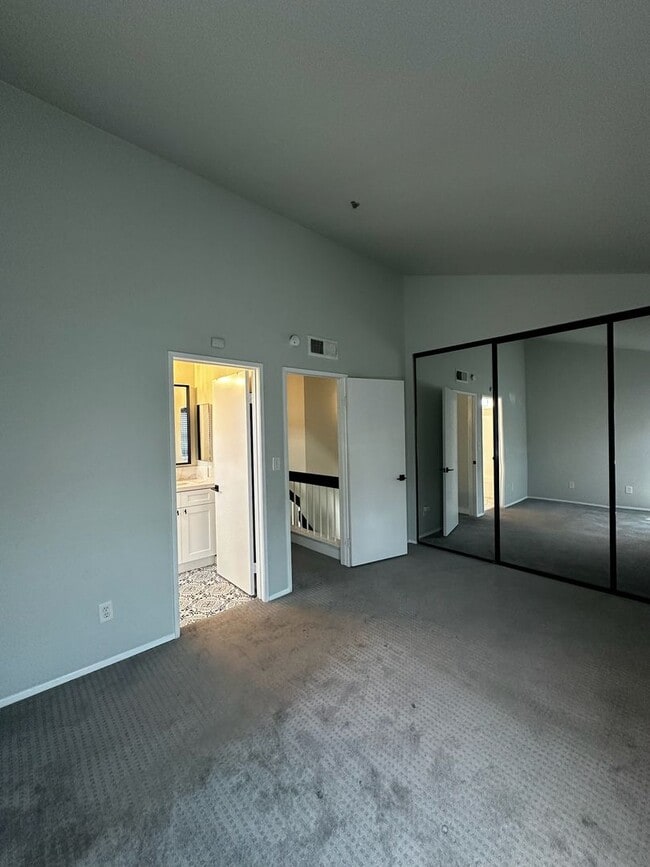 Building Photo - Renovated 2 Bedroom, 2.5 Bath with Washer and Dryer Plus A/C. MUST SEE!!!