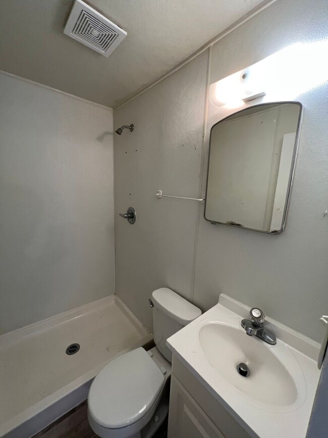 Building Photo - 2-3 Bedroom 1 Bath House with Washer and D...