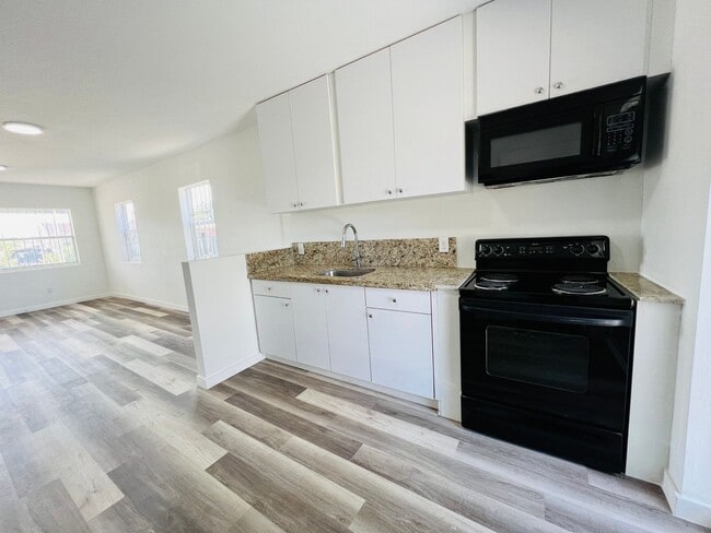 Building Photo - Fabulous Renovation! Gorgeous Three Bedroom and One Bath Home!