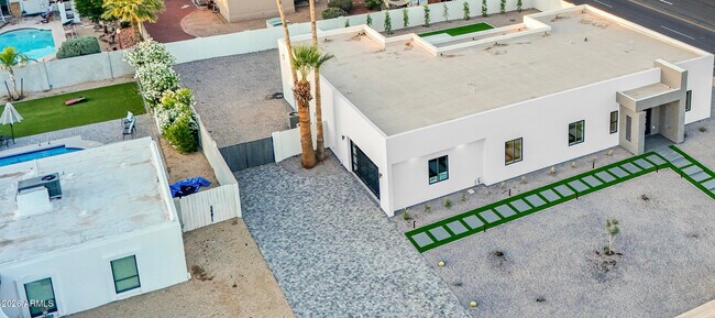 Building Photo - 5540 E Dahlia Dr