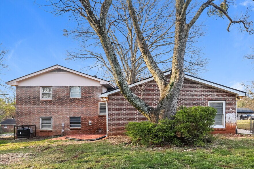 Building Photo - 820 Oakdale Dr