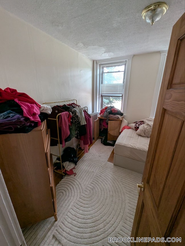 Building Photo - 364 Riverway