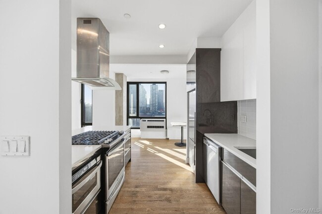 Building Photo - 225 E 138th St