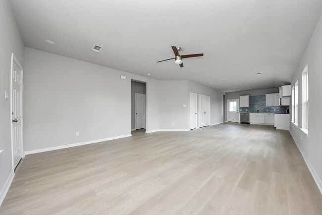Building Photo - 1105 W Bayshore Dr