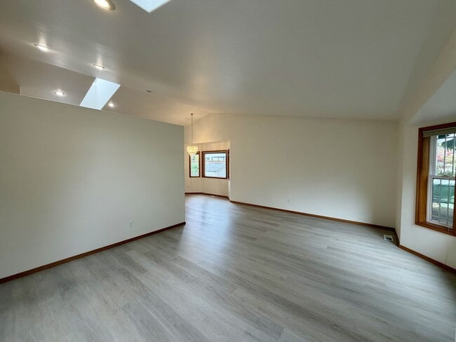 Building Photo - Cozy and Charming 3 Bedroom in Lynnwood!