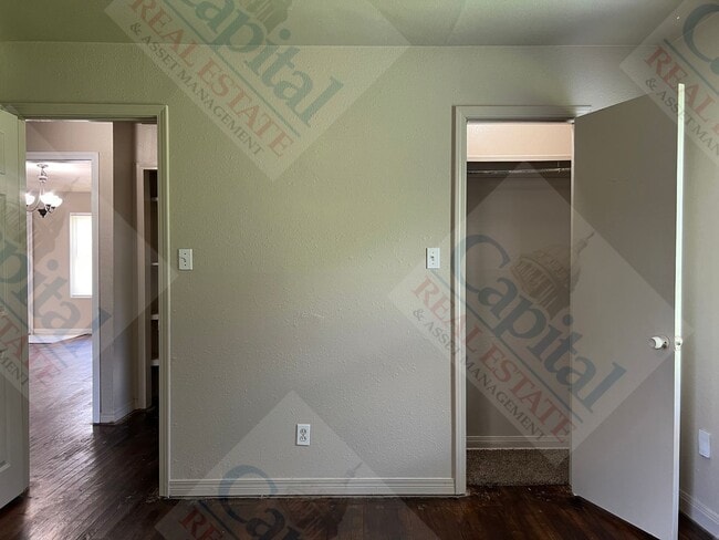 Building Photo - Spacious 3 Bedroom