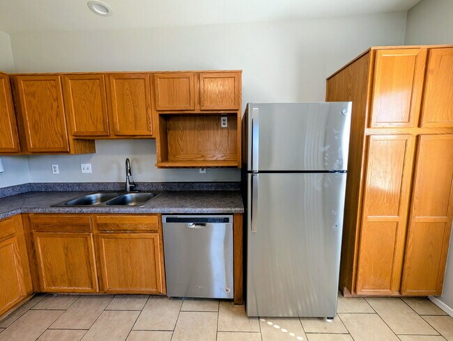 Building Photo - Spacious 2 Bedroom with Private Yard!