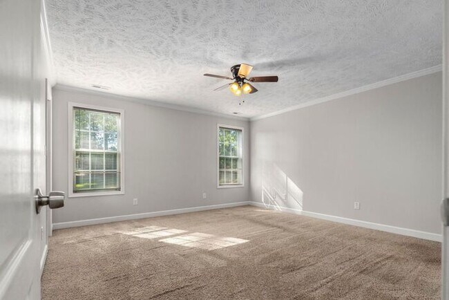 Building Photo - 4 Bedroom 2.5 Bath Home