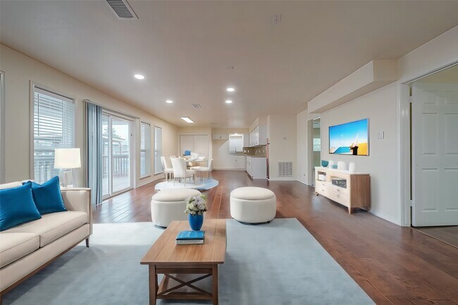 Building Photo - 1407 Tiki Dr