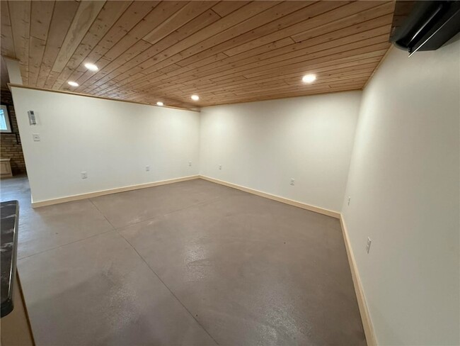 Building Photo - 260 Oak Ave