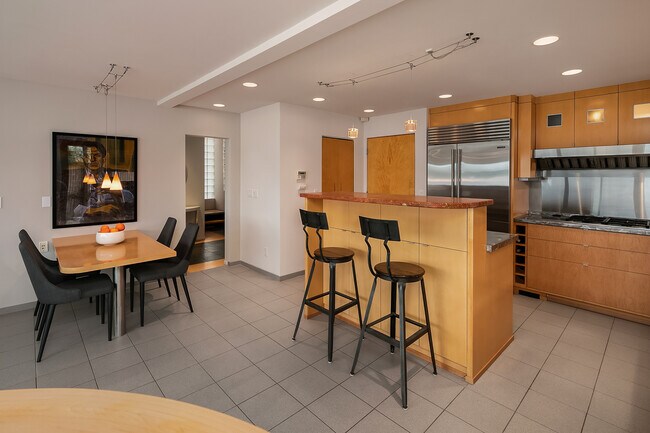 Building Photo - 10514 Riviera Pl NE