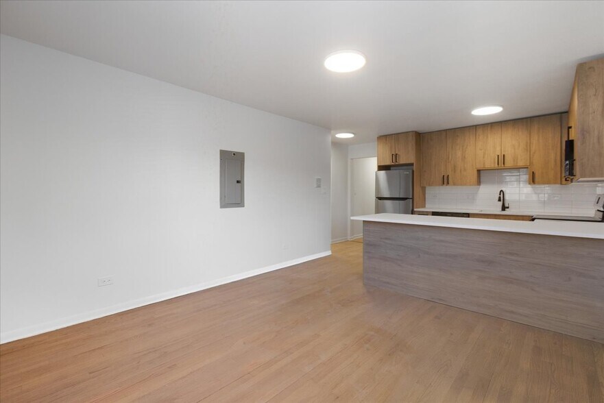 Building Photo - 7357 N Winchester Ave