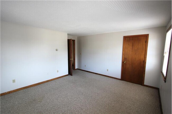 Building Photo - 21 Moore Ave