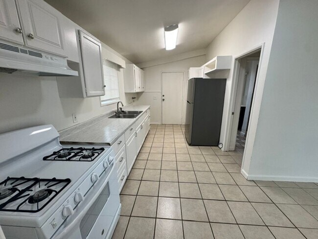 Building Photo - Remodeled 4+2 In Quiet Neighborhood - $2700