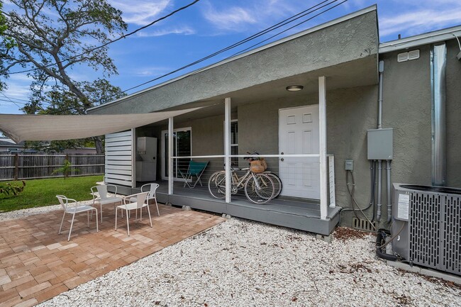 Building Photo - Charming Two-Bedroom Home with a Fenced Ba...