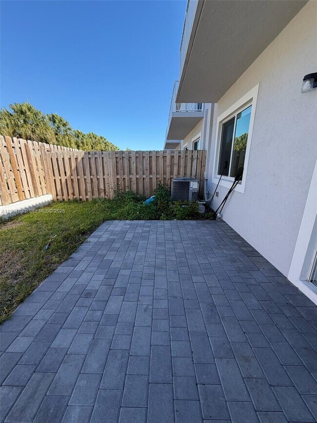 Building Photo - 679 SE 13th St Cir