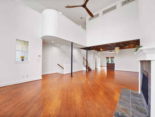 Building Photo - 907 Hartman St