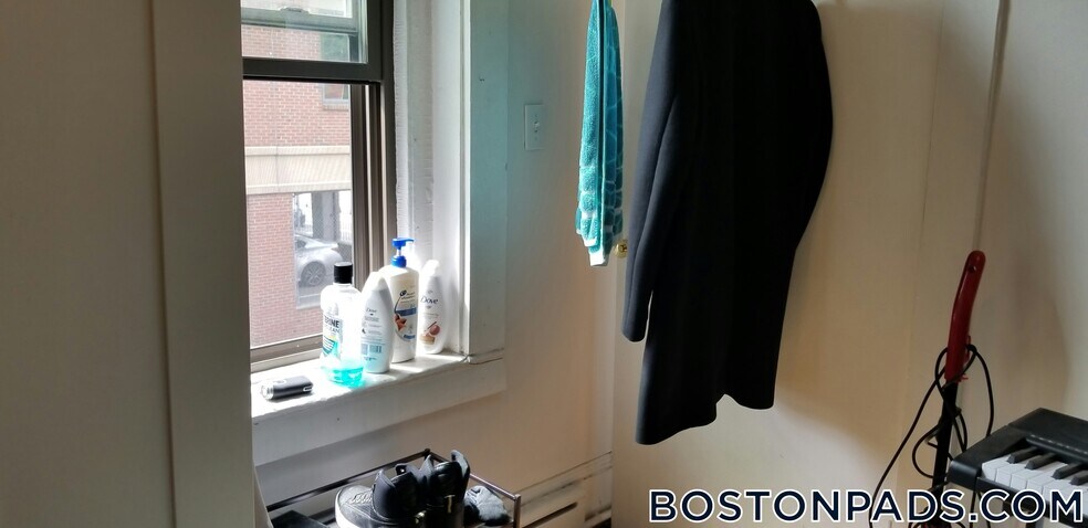 Building Photo - 110 Willow St