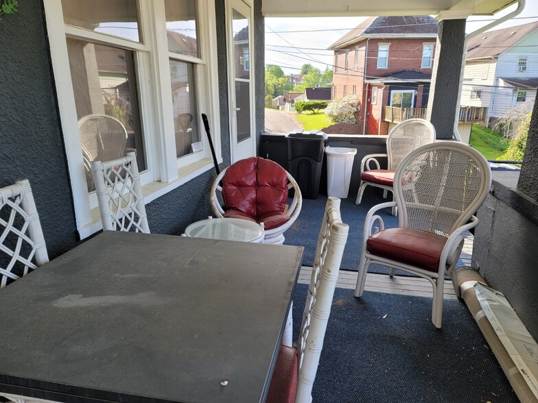 large porch - great breeze - 502 Glover St