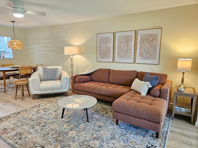 Building Photo - Seasonal Short-Term 2 Bedroom 2 Bathroom 2nd Floor Condo in Estancias of Capri Isles!