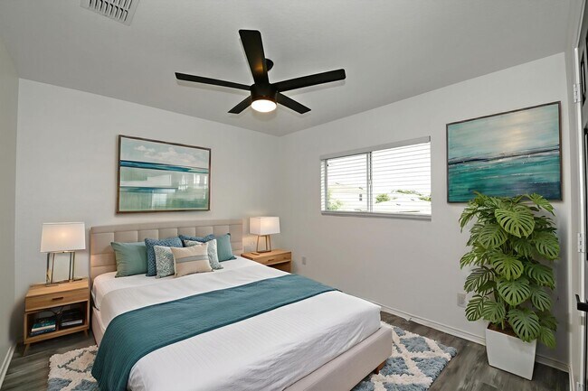 Building Photo - 5 bed | 3 bath | Corner lot | Fully remode...