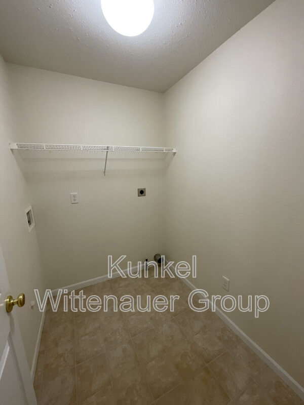 Building Photo - 1545 Fairoaks Dr