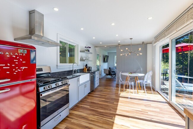 Building Photo - Short Term lease- Fully Furnished One bedroom, one bath