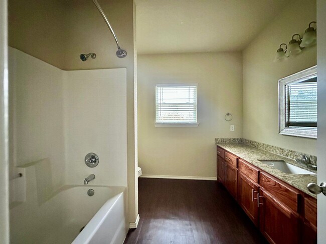 Building Photo - Spacious 4-Bed, 5-Bath Home with Large Backyard Minutes from Baylor Campus!