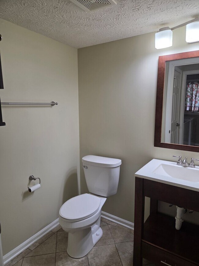 Building Photo - Beautiful 3-bedroom house available now