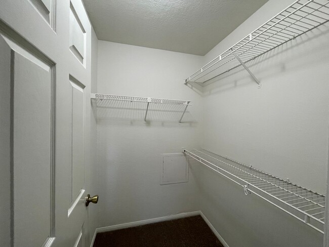 Building Photo - Updated Lower Level Condo in gated Vista W...