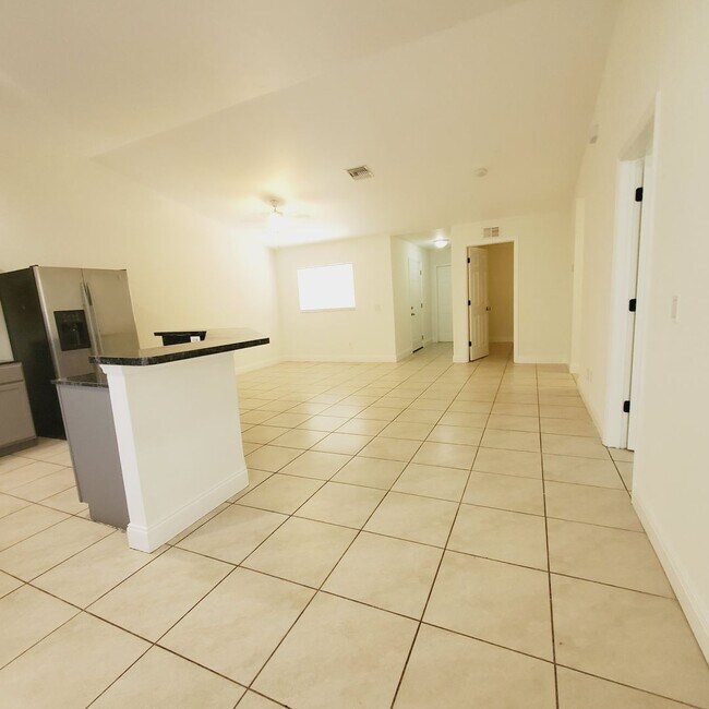 Building Photo - 777/779 Bedford Drive