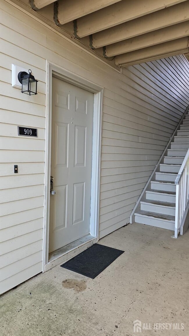 Building Photo - 909 Ravens Crest Dr
