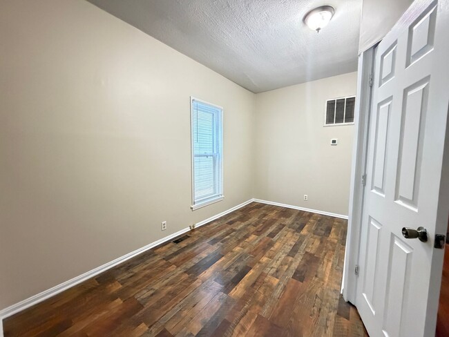 Building Photo - 1411 Sale Ave