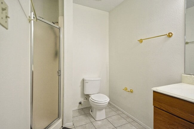 Building Photo - 663 Floral Ave